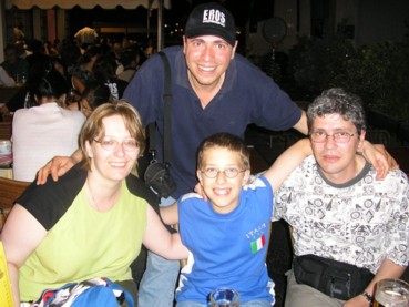 photo IO CON GABI E FAMIGLIA.jpg